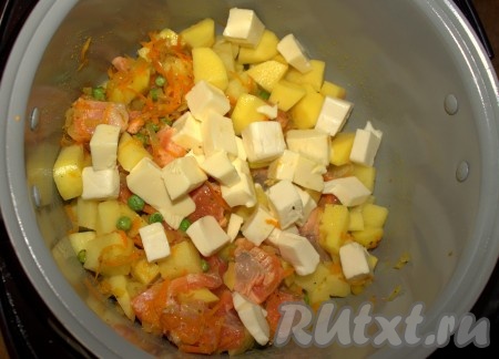 и сыр, нарезанные кубиком, перемешать.

