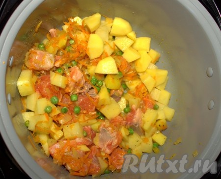 В мультиварке на режиме "жарка" (при открытой крышке) обжарить на оливковом масле сначала лук, затем добавить перец, морковь и чеснок со специями, соль. Через минут 5-10 добавить лосося, зеленый горошек, картофель
