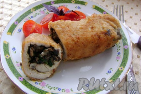Готовые куриные рулетики с грибами переложить со сковороды на тарелку и можно угощаться.