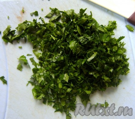 Зелень вымыть, мелко нарезать.