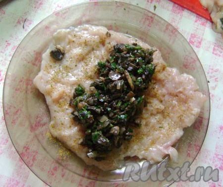 Каждое куриное филе разрезать, как книжку, и отбить кулинарным молоточком, посолить по вкусу. Приправить отбитое мясо специями (я приправила чёрным и красным молотыми перцами и приправой для курицы). Выложить на середину филе половину грибной начинки.