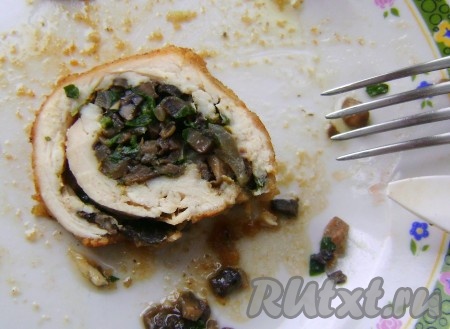 Кстати, такие рулетики вкусны и в холодном виде. Их можно нарезать на кусочки, выложить на блюдо и подать в качестве холодной закуски.