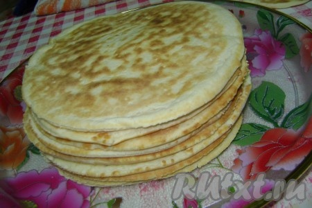 Сложить коржи стопочкой и полностью остудить.