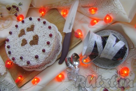 Верхний корж и бока торта тоже обмазать кремом. Верх и бока обсыпать кокосовой стружкой и поставить тортик в холодильник на ночь, чтобы он как следует пропитался.