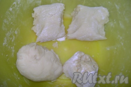 Мягкий творог, без крупинок, соединить с&nbsp;яйцом и сахаром, взбить массу миксером. Всыпать соду и, постепенно добавляя муку, замесить тесто. Муки, возможно, понадобится чуть больше или меньше. Тесто должно быть не совсем крутым, но плотным и не прилипать к рукам. Разделить его на 8 частей (смотря какой диаметр сковороды).