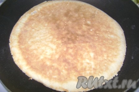 Печётся корж для торта очень быстро, не передержите на сковороде. Как только подрумянился, переворачиваем. Затем переложить на тарелку. Аналогично раскатать и приготовить на сковороде коржи из оставшихся колобков. После обрезания теста по размеру тарелки останутся остатки теста, из них можно сформировать ещё один колобок, раскатать его и испечь из него ещё один корж. Если этот корж получится маленьким, его можно использовать для украшения творожного торта.