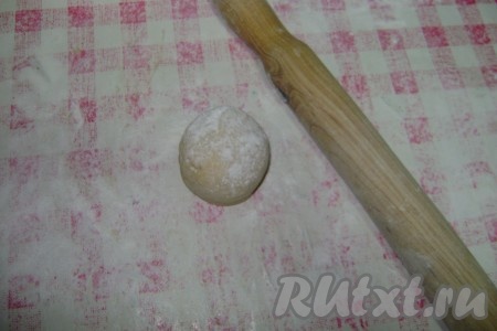 Скатать каждую часть теста в колобок (у меня получилось 8 колобков).