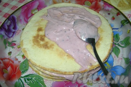 Собрать торт, промазывая сметанным кремом каждый корж.