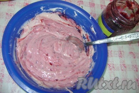 Сметану взбить при помощи миксера (не очень долго), добавить протёртую ежевику, перемешать. Вместо ежевики можно взять любой джем на ваш вкус или просто положить сахар по вкусу.