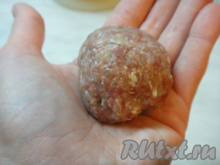 Масло накалить на сковороде и слепить из фарша шарики нужного вам размера (у меня такие).
