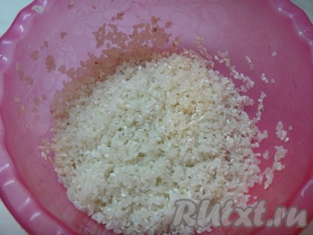 Рис промыла, слила воду и всыпала в фарш. Еще раз все перемешала.
