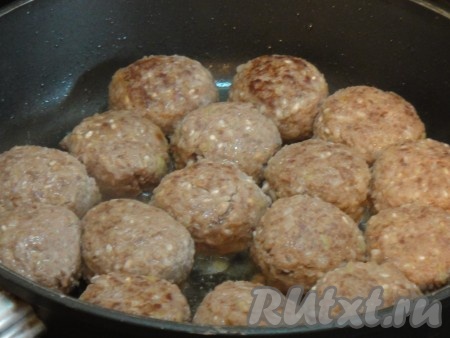 Обжарила их со всех сторон.
