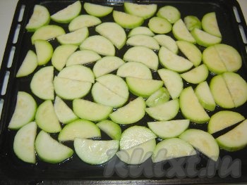 Укладываем слой кабачков