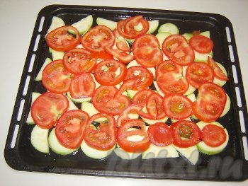 Слой помидоров сверху кабачков