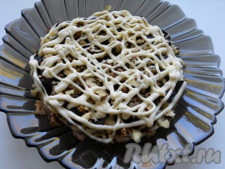 Следующий слой салата - чернослив и слой грецких орехов + сеточка из майонеза.
