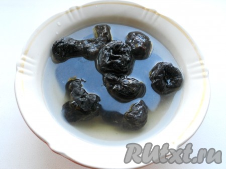 Куриное филе и яйца отварить, остудить. Филе нарезать соломкой, яйца и огурец - кубиками. Орехи измельчить. Чернослив залить кипятком на 15 минут.