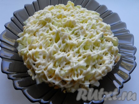 Верхний, последний слой - свежие огурцы + сеточка из майонеза.