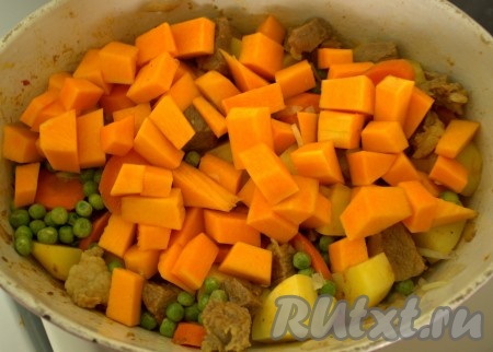 Через минут 5-7 добавила зеленый горошек и тыкву.