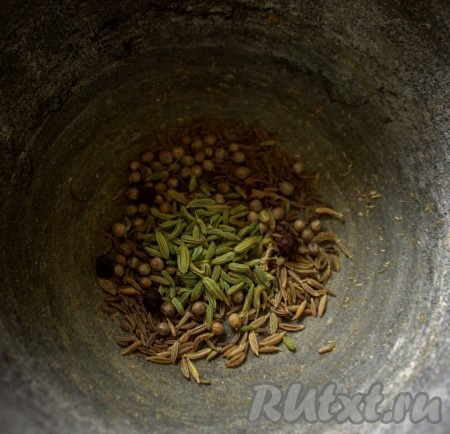 Лук нарезала мелко. Чеснок просто раздавила ножом. Говядину нарезала небольшим кубиком. Картофель и тыкву нарезала кубиком примерно одинакового размера. Горошек промыла. Морковь нарезала наискосок. Специи измельчила в ступке. В качестве специй я взяла кориандр, фенхель, зиру, тмин и перец чёрный.