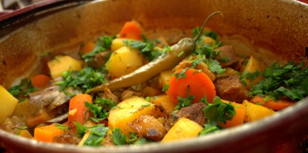 Перед подачей запечённую в духовке говядину с овощами посыпать зеленью.