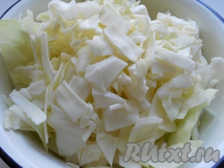 Капусту - небольшими кусочками.
