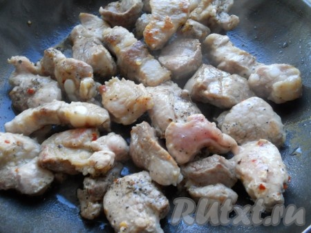 В сковороду влить растительное масло и обжарить картофель до полуготовности и румяной корочки. Выложить в толстостенную кастрюлю. Далее обжарить свинину на среднем огне 7-10 минут, поперчить и посолить, посыпать специями.