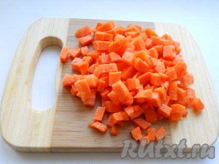 Морковь нарезать кубиками.