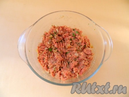 Для получения фарша попускаем кусочки говядины через мясорубку (можно использовать и покупной фарш). Соединяем в миске фарш, яйцо, лук, мелко нарезанную зелень, солим, перчим и перемешиваем.