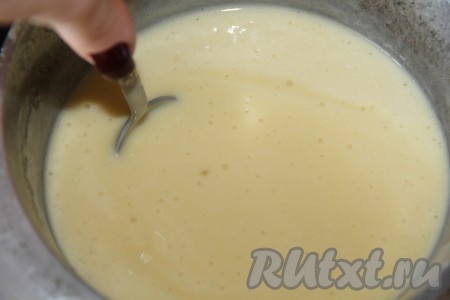 Перемешиваем и ставим на медленный огонь. Интенсивно помешивая, держим на огне до полного расплавления творога. Время плавления сыра на огне зависит от качества творога, у меня творог был очень удачный и мне понадобилось 5-7 минут. Когда плавленный сыр будет готов, добавляем в него, по желанию, соль и любимые приправы, зелень.