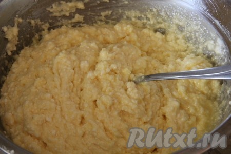 К творожной массе добавляем сливочное масло комнатной температуры.