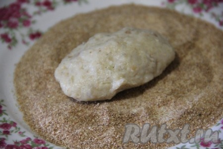 Сформировать из блинчика котлету и обвалять хорошенько в панировочных сухарях.