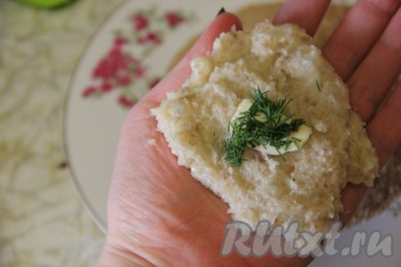 Из готового фарша сформировать блинчик. В центр которого поместить кусочек сливочного масла и порезанную зелень.
