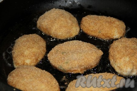 Обжарить рыбные котлеты на растительном масле с двух сторон до образования золотистой корочки.&nbsp;
