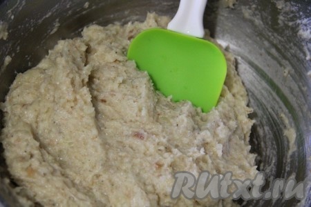 Посолить и поперчить фарш, хорошенько его вымесить и оставить на 15-20 минут.