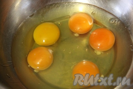 Мёд для приготовления торта должен быть жидким, если у вас мёд густой, тогда его нужно растопить (например, на водяной бане) и немного остудить. Яйца разбить в миску, удобную для взбивания, всыпать сахар, взбить с помощью миксера в течение 5-7 минут (масса должна посветлеть и увеличиться в объёме).