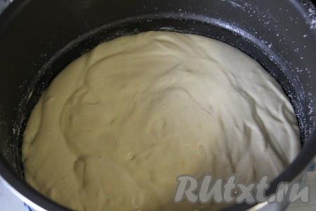 Муку, соду и разрыхлитель смешать и просеять через сито, затем получившуюся смесь постепенно добавить к смеси яиц и мёда, аккуратно вмешивая лопаткой (или ложкой). Тесто должно получиться однородным, воздушным, в меру густым. Чашу мультиварки смазать сливочным маслом, обсыпать немного сахаром и выложить в неё тесто. Закрыть крышку мультиварки.