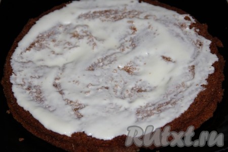 Бисквитные медовые коржи обильно смазать сметанным кремом, складывая их один на другой. Сформированный медовик поставить в холодильник на несколько часов (я ставлю на ночь).