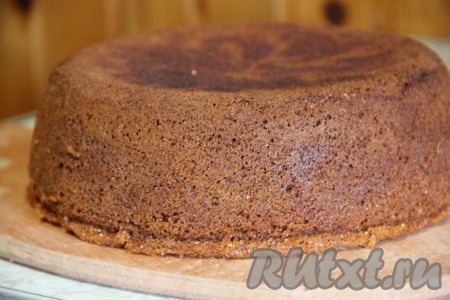 Выпекать медовый бисквит на программе "Выпечка" 50-60 минут (продолжительность выпечки во многом зависит от свойств вашей мультиварки). Крышку мультиварки во время выпечки не открывать. После звукового сигнала готовность бисквита можно проверить, проколов его сухой деревянной шпажкой (после прокола готового бисквита шпажка останется сухой, на ней не будут присутствовать следы теста). Готовый бисквит для медовика достать из чаши мультиварки, полностью остудить, выложив на решётку. Остывший бисквит разрезать на 3-4 коржа.