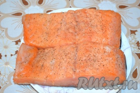 Рыбу полить лимонным соком, посолить и поперчить.