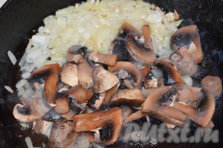 Лук порезать кубиком, обжарить. Добавить грибы и пожарить немного вместе. Посолить немного.