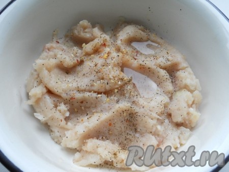 Измельчить в блендере или пропустить через мясорубку. Посолить и поперчить, влить холодную воду. Хорошо фарш перемешать.