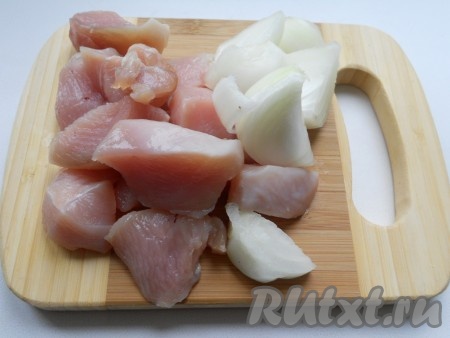 Филе и репчатый лук порезать небольшими кусочками.