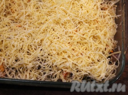 Присыпать рис с куриной печенью натёртым сыром и поставить в разогретую до 180 градусов духовку, готовить запеканку минут 10.