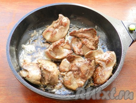В сковороде разогреть растительное масло и обжарить куриную печень со всех сторон по 2-3 минуты. В процессе обжаривания печень посолить. Сок, вытекающий из готовой печени, должен быть прозрачным.