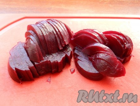 Свеклу очистить и нарезать тонкими пластинками.