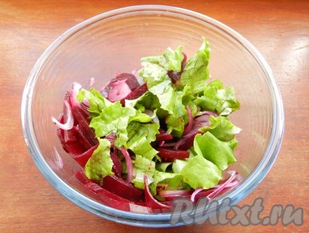 Добавить свеклу, посолить по вкусу, заправить оливковым маслом и соком грейпфрута, аккуратно перемешать.
