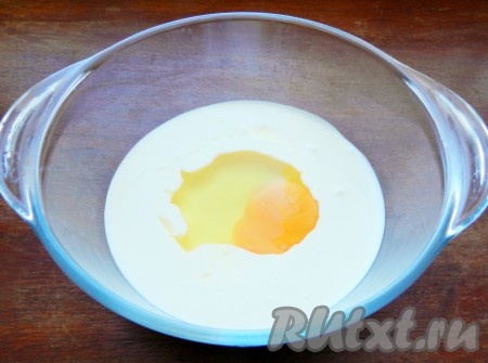 Для заливки взбить сметану, яйцо, сахар, ванильный сахар и крахмал.