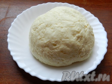 Замесить гладкое пластичное тесто. Убрать творожное тесто в холодильник на время приготовления грушевой начинки и заливки пирога.
