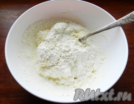 Постепенно всыпать муку с разрыхлителем.