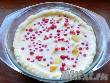 Залить груши заливкой и выложить смородину. Если ягоды замороженные, как у меня, размораживать их не нужно.